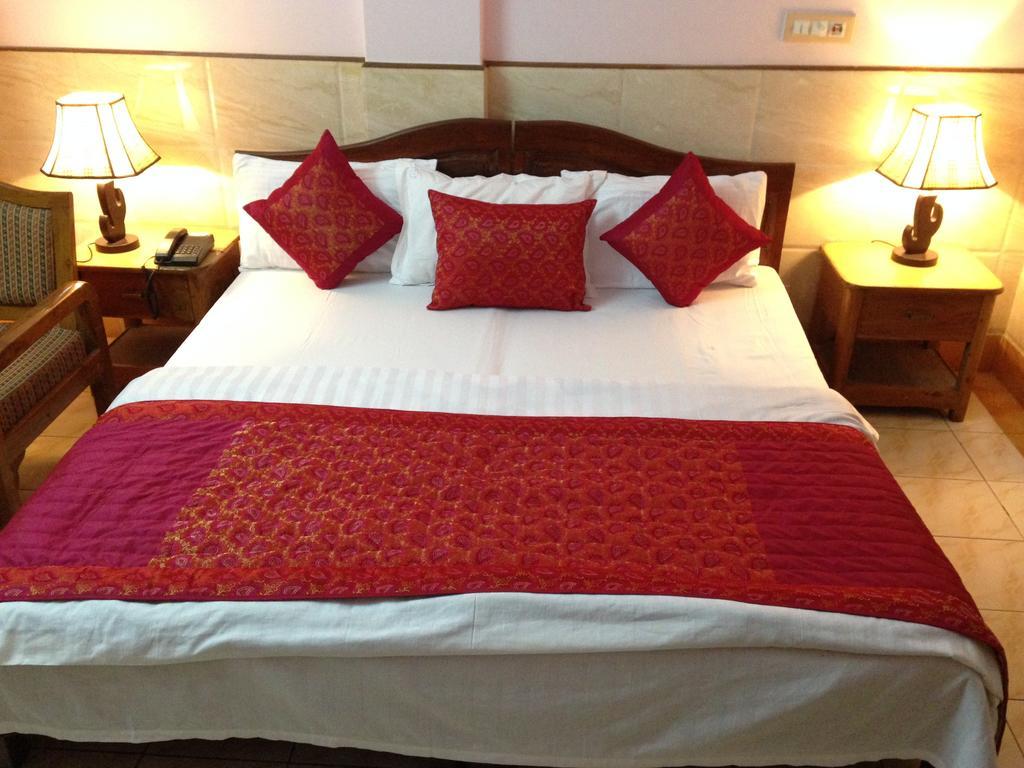 Hotel Ekant Faridabad Exteriör bild