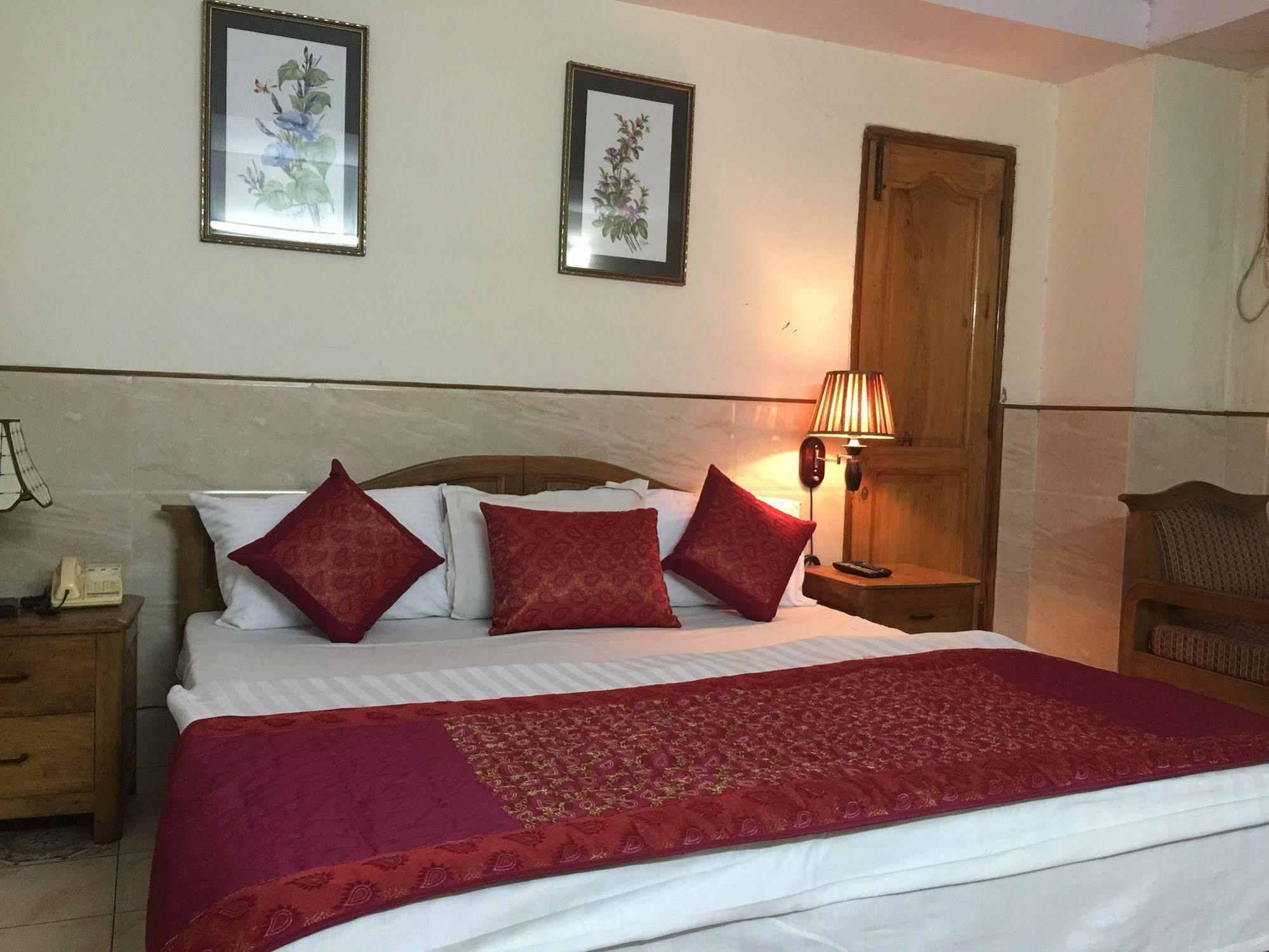 Hotel Ekant Faridabad Exteriör bild