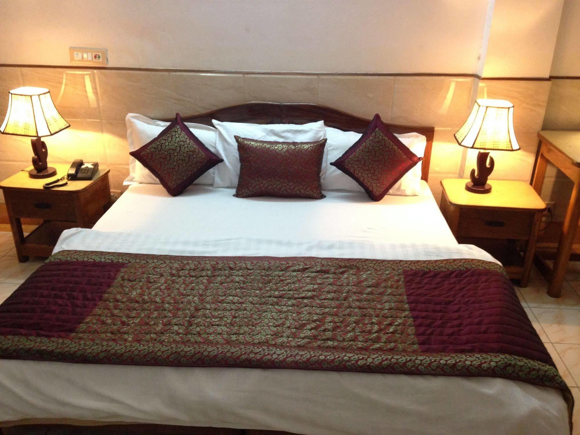 Hotel Ekant Faridabad Exteriör bild