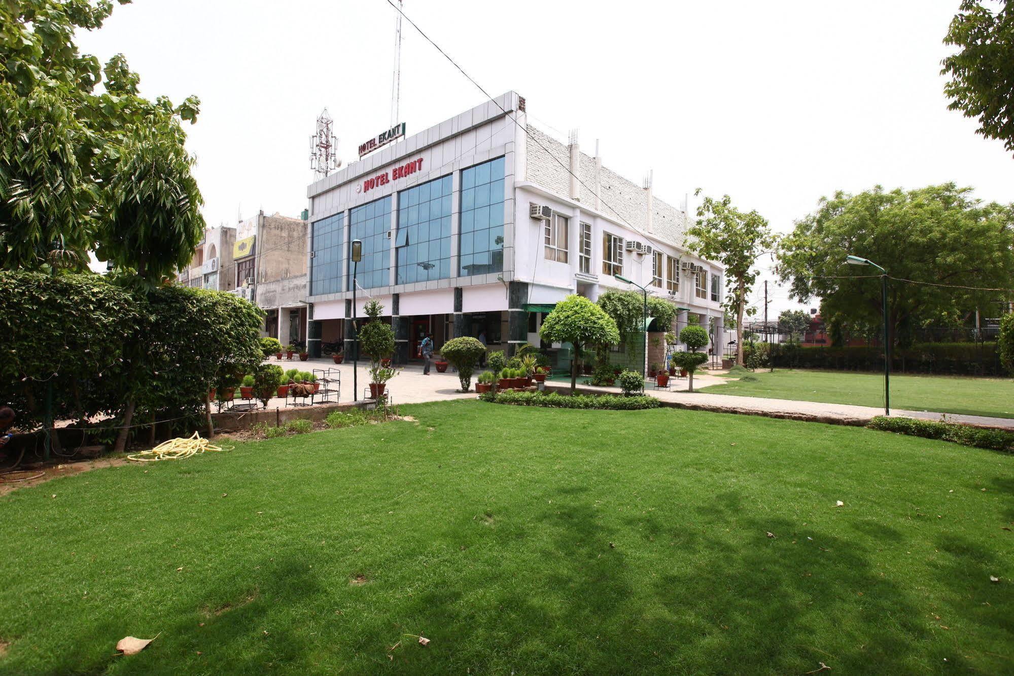 Hotel Ekant Faridabad Exteriör bild